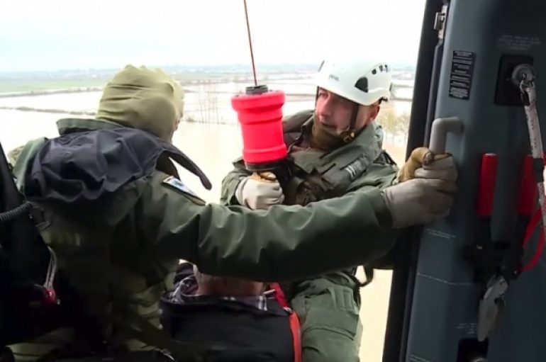 VIDEO/ Momente si shpëtohen të përmbyturit me helikopter