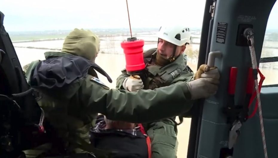 VIDEO/ Momente si shpëtohen të përmbyturit me helikopter