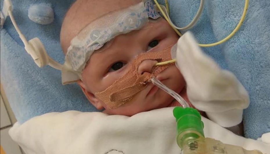 Foshnja e lindur me gjysmë zemre fiton shansin e dytë të jetës