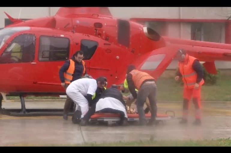 Helikopterët vihen në lëvizje, ndihmë urgjente për të përmbyturit (VIDEO)