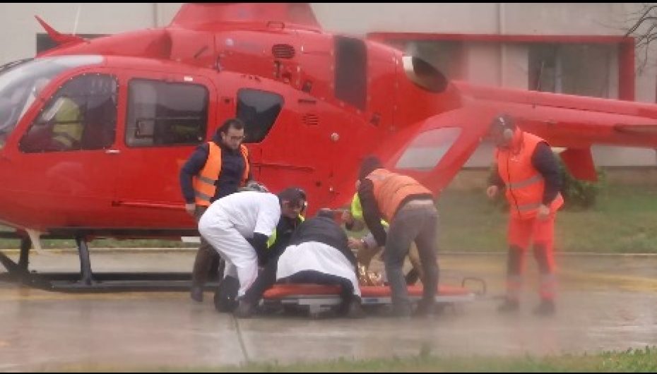 Helikopterët vihen në lëvizje, ndihmë urgjente për të përmbyturit (VIDEO)