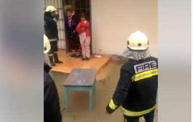 Përmbytje në Vlorë/ Vajza nuk braktis macen, zjarrëfikësit bëhen shembull me sjelljen e tyre