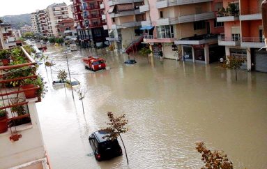 Përmbytje alarmante në vend, thirrje qytetarëve: Kujdes, ndiqni këto këshilla të shmangni rrezikun