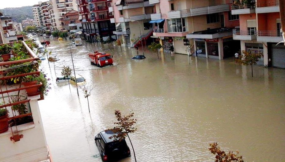 Përmbytje alarmante në vend, thirrje qytetarëve: Kujdes, ndiqni këto këshilla të shmangni rrezikun
