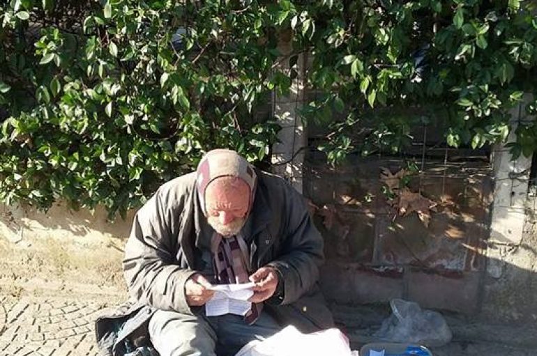 Bohemi i Tiranës që “zhytet” në letra!