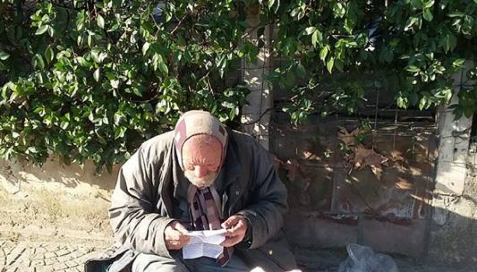 Bohemi i Tiranës që “zhytet” në letra!