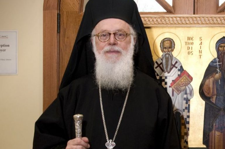 Kryepeshkopi Janullatos merr nënshtetësi shqiptare