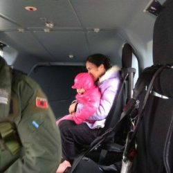 ne fushe kruje forcat shpetojne me helikopter nenen dhe femijen