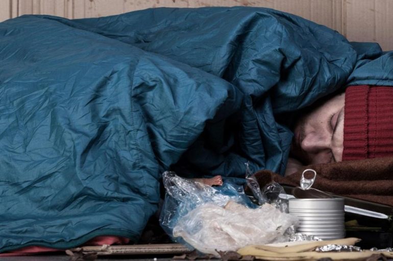 Si të ndihmoni një të pastrehë që shihni duke fjetur në të ftohtin e ashpër