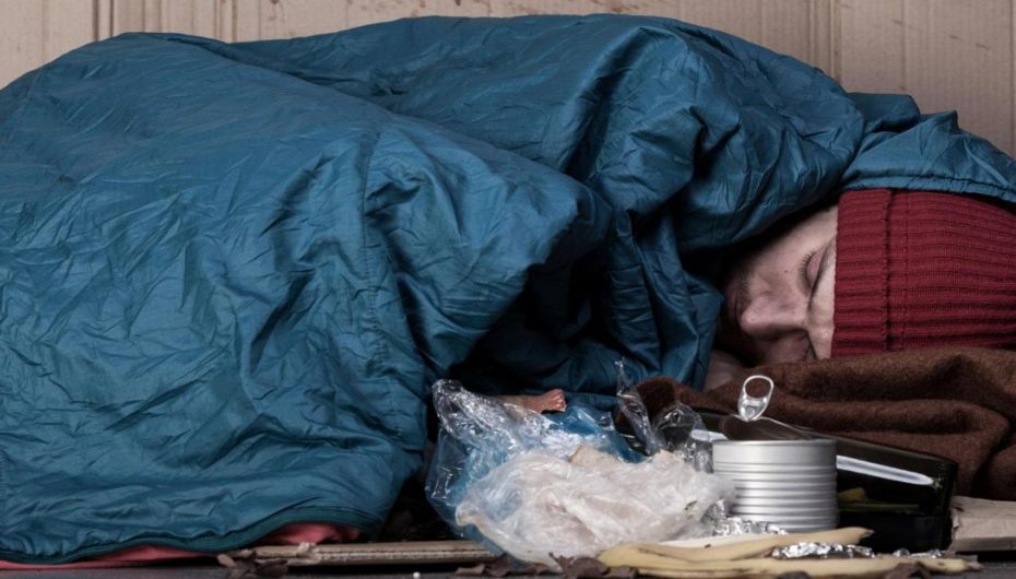 Si të ndihmoni një të pastrehë që shihni duke fjetur në të ftohtin e ashpër