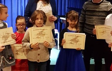 Vogëlushja nga Durrësi befason jurinë dhe zyshën në konkursin e pianos me 4 duar