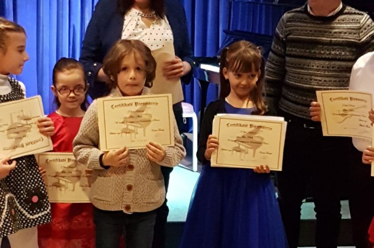 Vogëlushja nga Durrësi befason jurinë dhe zyshën në konkursin e pianos me 4 duar