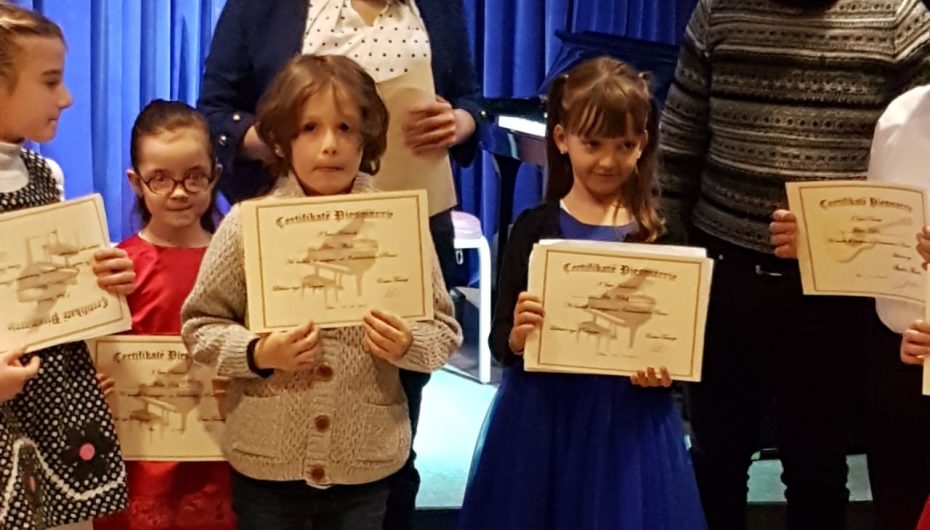 Vogëlushja nga Durrësi befason jurinë dhe zyshën në konkursin e pianos me 4 duar