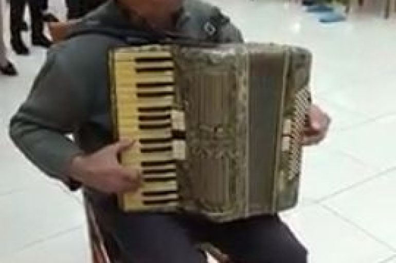 I moshuari i talentuar bën aheng në azil