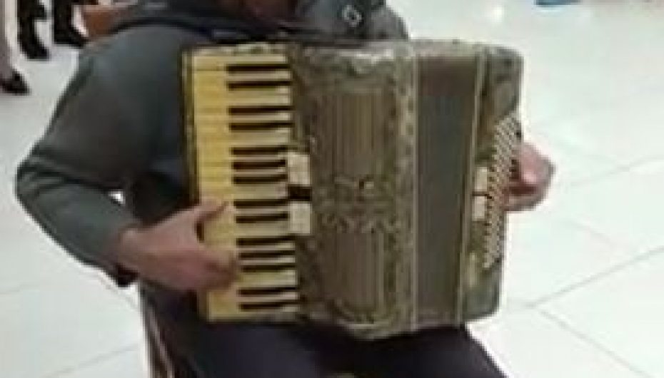 I moshuari i talentuar bën aheng në azil