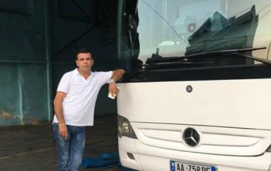 Flet shoferi/ Autobusi plot me njerëz bllokohet për disa orë, rrezik shembje “Ura e Viroit” (VIDEO)