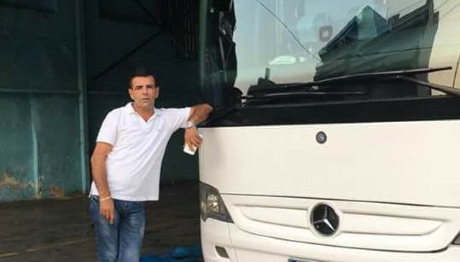 Flet shoferi/ Autobusi plot me njerëz bllokohet për disa orë, rrezik shembje “Ura e Viroit” (VIDEO)