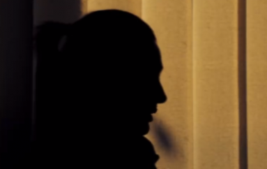 Historia e dhimbshme, lindi fëmijë kur ishte në moshë të re dhe e braktisi