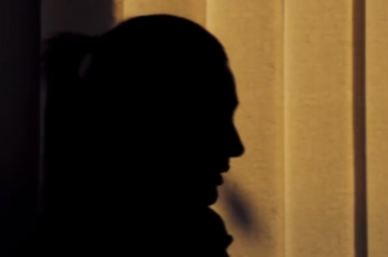 Historia e dhimbshme, lindi fëmijë kur ishte në moshë të re dhe e braktisi