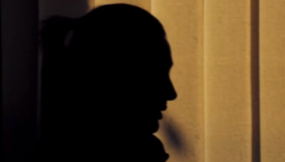 Historia e dhimbshme, lindi fëmijë kur ishte në moshë të re dhe e braktisi