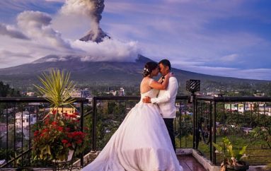 Çifti martohet teksa vullkani shpërthen (FOTO)