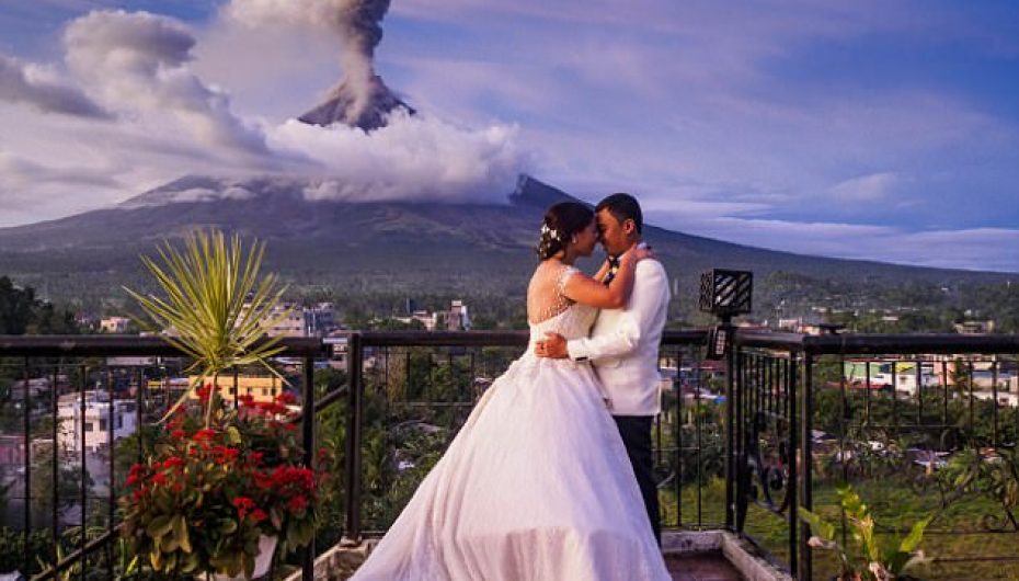 Çifti martohet teksa vullkani shpërthen (FOTO)