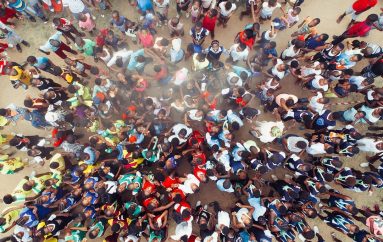 Mësuesja pensioniste u mëson shkrim dhe lexim të rriturve përmes lajmeve pozitive