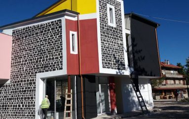 Voskopoja, në mes të fshatit përrallor ngrihet një ndërtesë e re shumëngjyrëshe