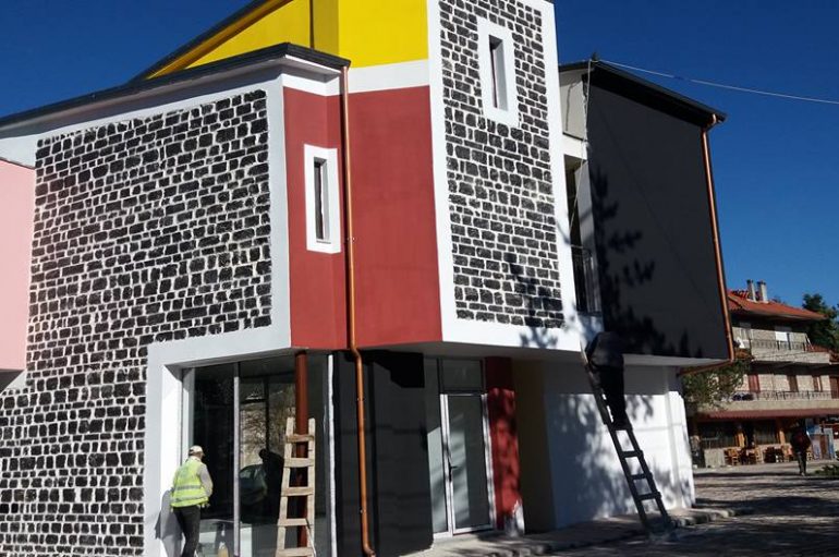Voskopoja, në mes të fshatit përrallor ngrihet një ndërtesë e re shumëngjyrëshe
