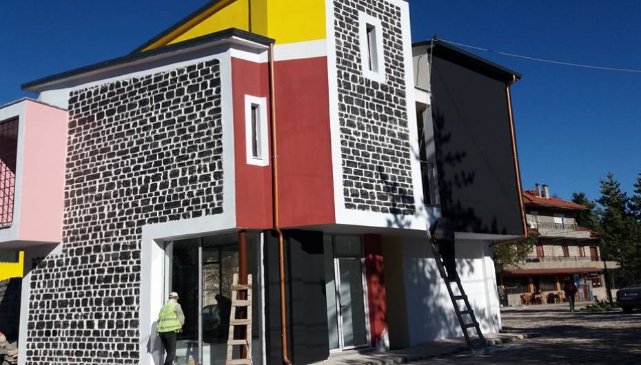 Voskopoja, në mes të fshatit përrallor ngrihet një ndërtesë e re shumëngjyrëshe