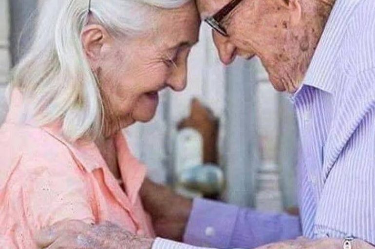 Dhuroni sa më shumë dashuri në çdo kohë