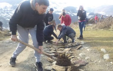 Nxënësit e shkollës 9 vjeçare pastrojnë Kukësin