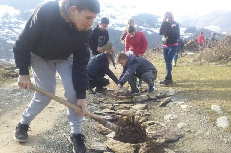Nxënësit e shkollës 9 vjeçare pastrojnë Kukësin