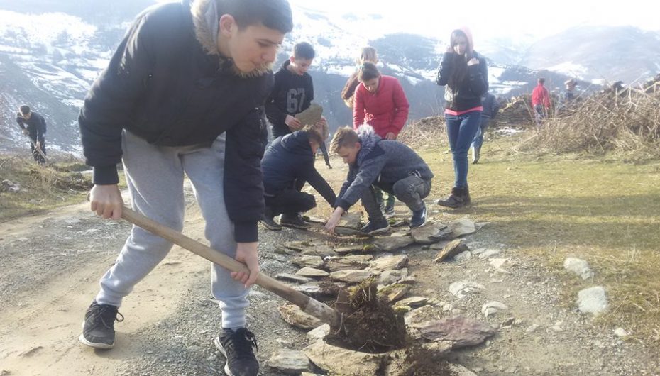 Nxënësit e shkollës 9 vjeçare pastrojnë Kukësin