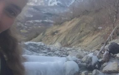 Pasi eci 3 ditë në këmbë deri në Theth, danezja ndërton një plak dëbore (VIDEO)