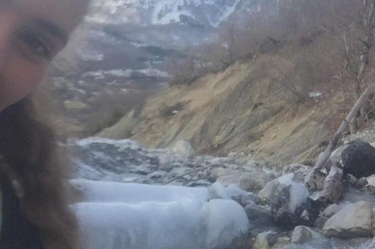 Pasi eci 3 ditë në këmbë deri në Theth, danezja ndërton një plak dëbore (VIDEO)