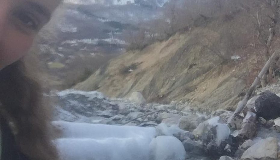 Pasi eci 3 ditë në këmbë deri në Theth, danezja ndërton një plak dëbore (VIDEO)