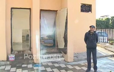 Forca e njeriut për mbijetesë s’ka limit, ky i pastrehë në Vlorë jeton në tualet