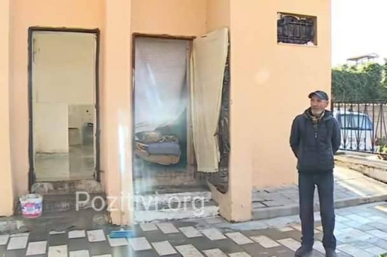 Forca e njeriut për mbijetesë s’ka limit, ky i pastrehë në Vlorë jeton në tualet