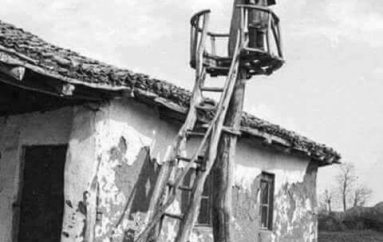 Një minare primitive në Deçan