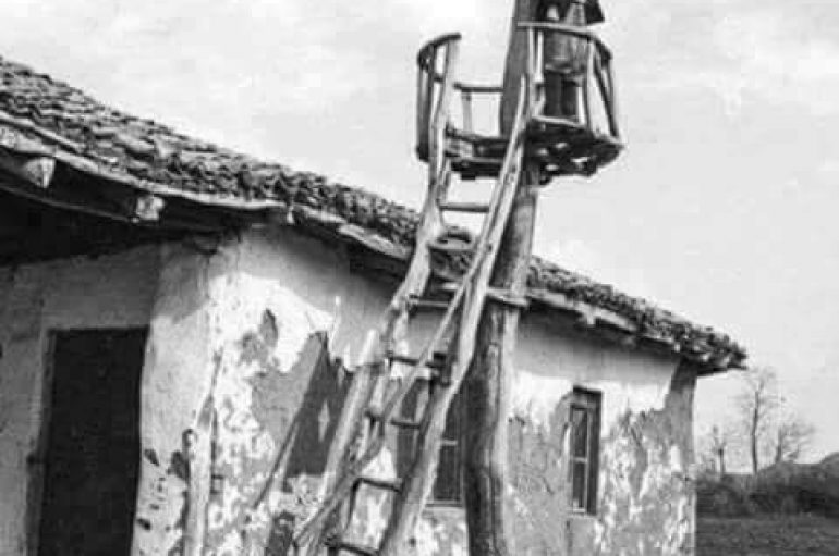 Një minare primitive në Deçan