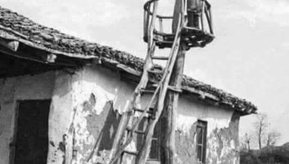 Një minare primitive në Deçan