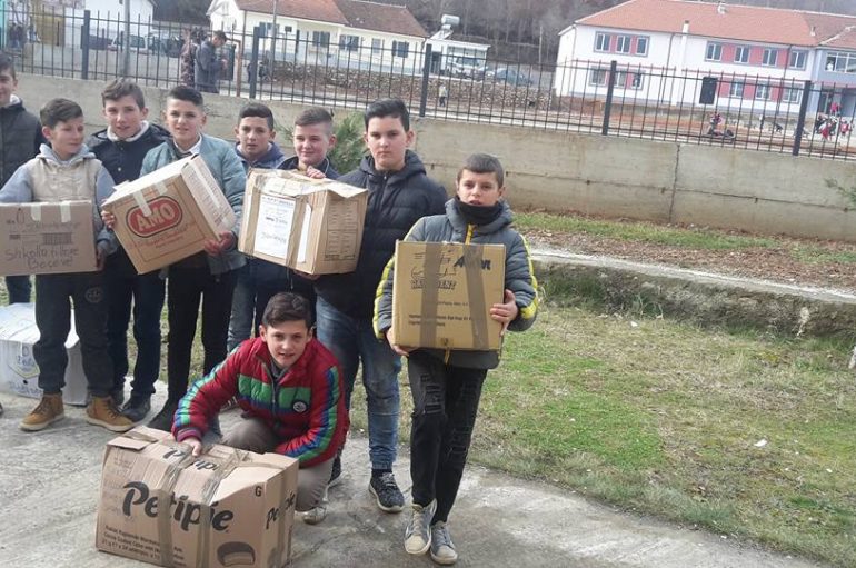 Nxënësit ndihmojnë një familje të varfër në Shupenzë që jeton në kasolle