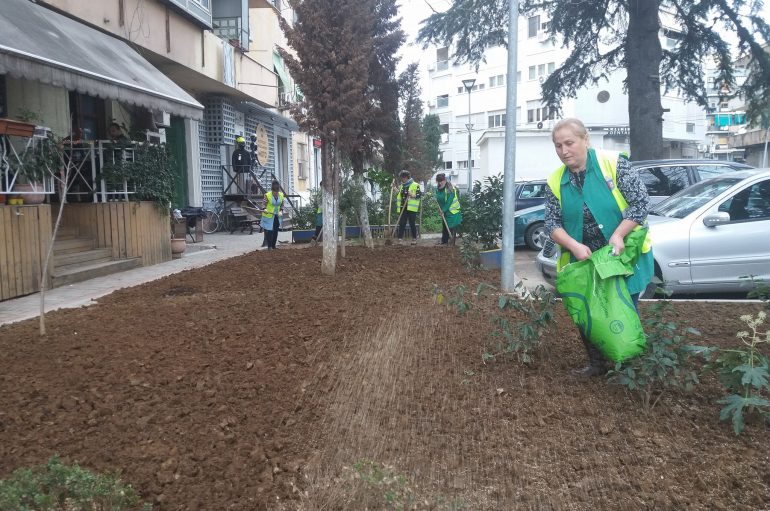 Ndërtimi i lulishteve mes pallateve në Tiranë u shton jetën qytetarëve