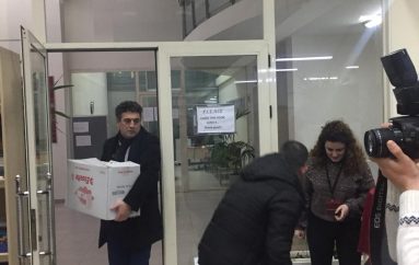 Shkrimtari i njohur Agron Tufa dhuron një ‘makinë’ me libra për shkollat në Preshevë