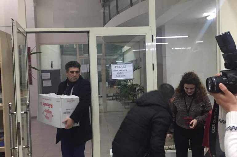 Shkrimtari i njohur Agron Tufa dhuron një ‘makinë’ me libra për shkollat në Preshevë