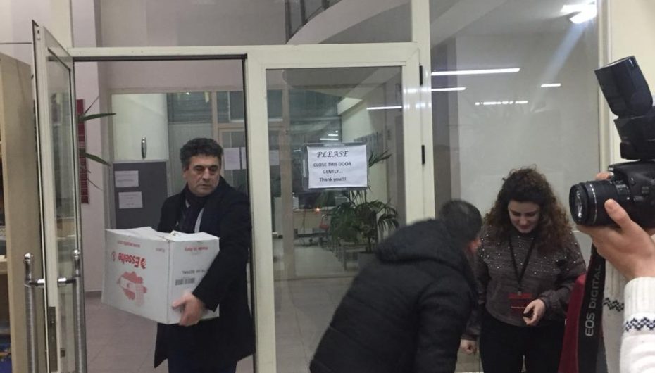 Shkrimtari i njohur Agron Tufa dhuron një ‘makinë’ me libra për shkollat në Preshevë