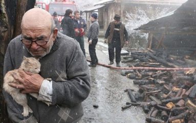 I digjet shtëpia, i moshuari shpëton bashkë me macen në krah