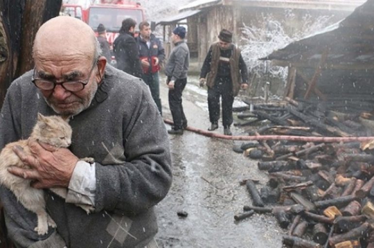 I digjet shtëpia, i moshuari shpëton bashkë me macen në krah