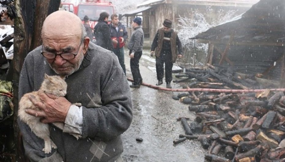 I digjet shtëpia, i moshuari shpëton bashkë me macen në krah